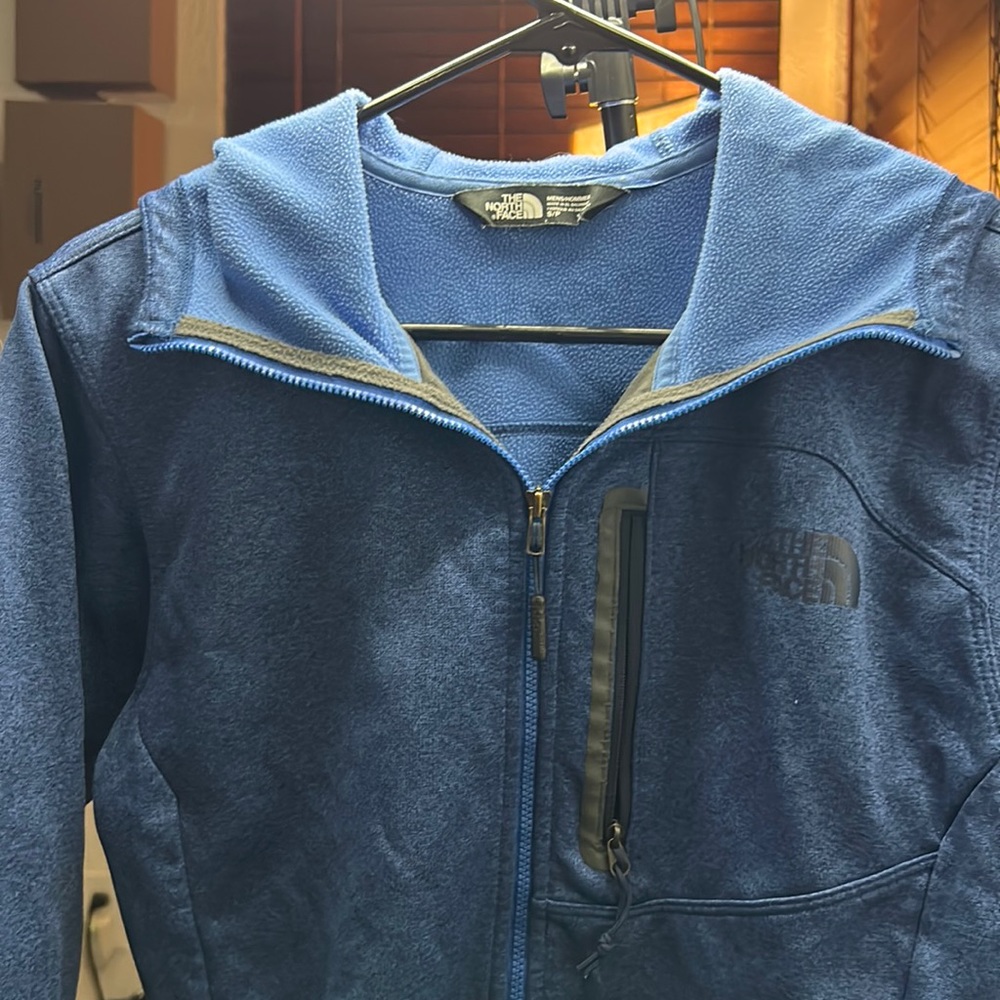 Blue north face jacket size small, barely worn !